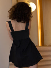 Kurzes Camisole-Kleid mit gerafftem Knoten