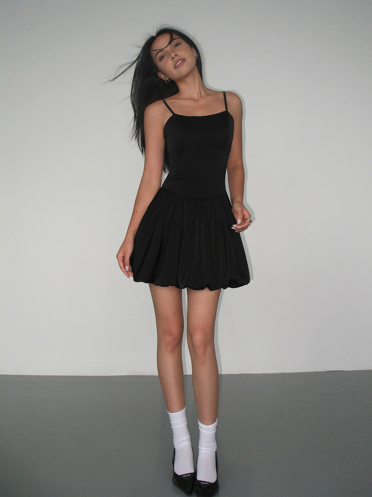 Einfarbiges kurzes Camisole-Kleid