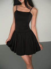 Einfarbiges kurzes Camisole-Kleid