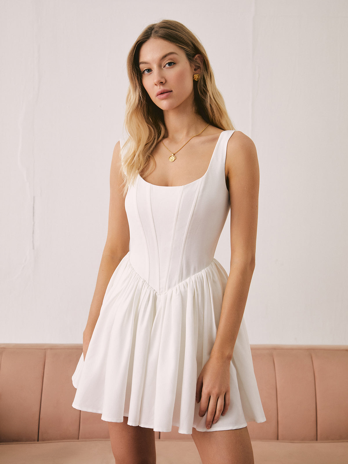 Elegantes, einfarbiges, kurzes französisches Kleid