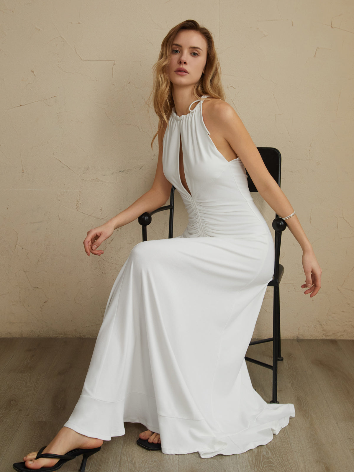 Langes Neckholderkleid mit Schnürung und Plissee