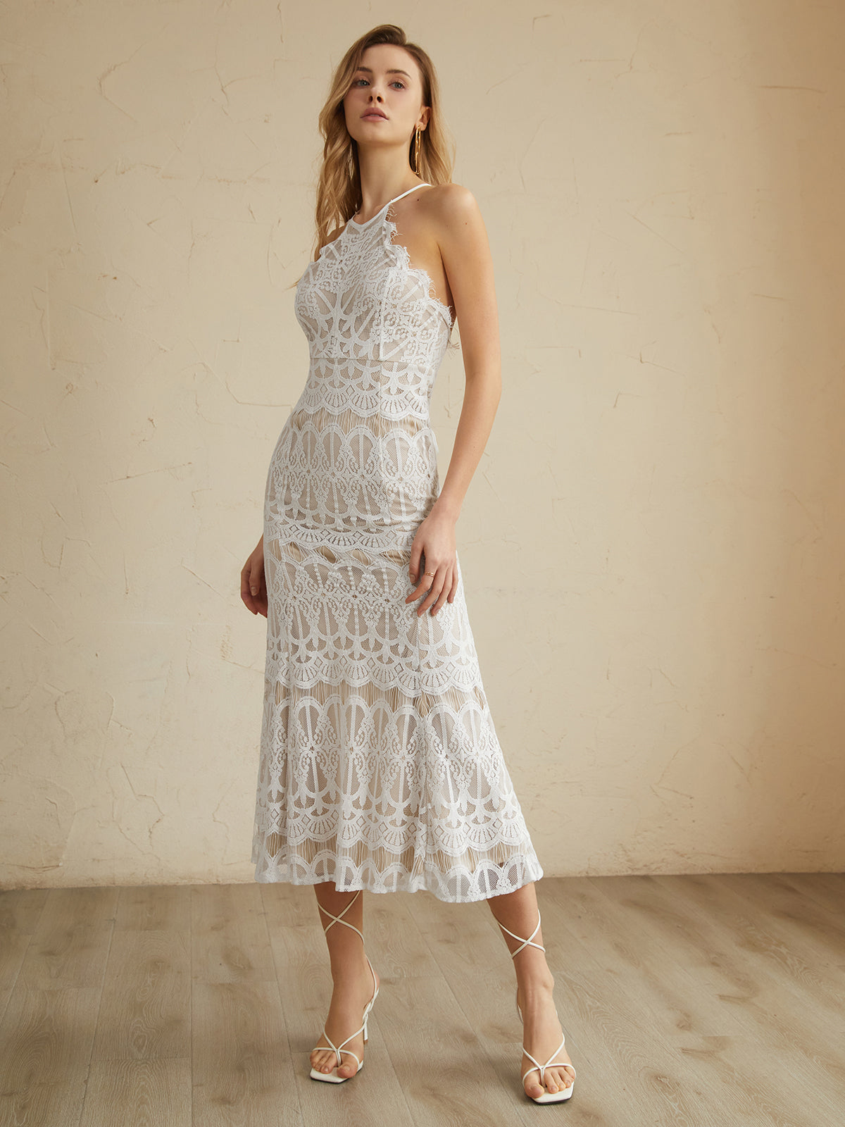Glamorous – Langes Neckholder-Spitzenkleid