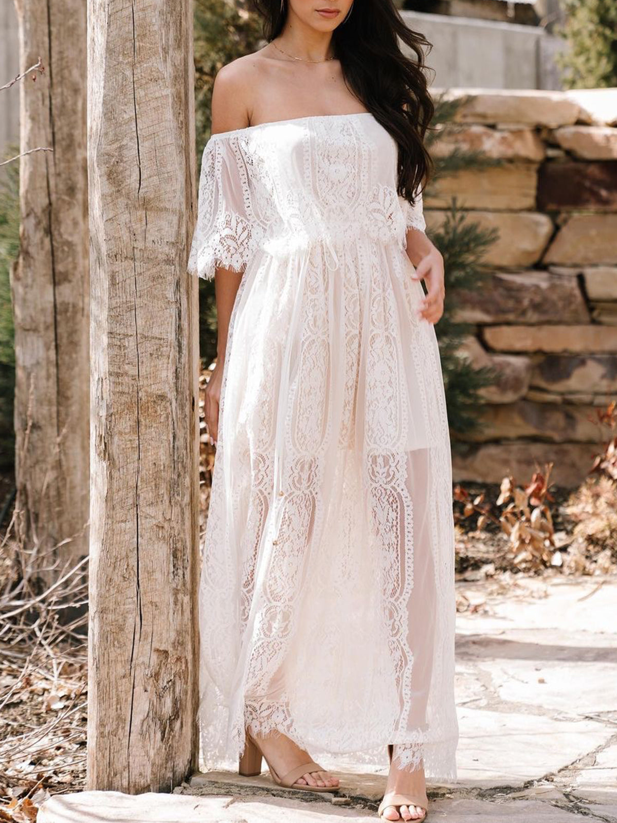 Langes Kleid aus transparentem Jacquard-Spitzenstoff mit kalten Schultern