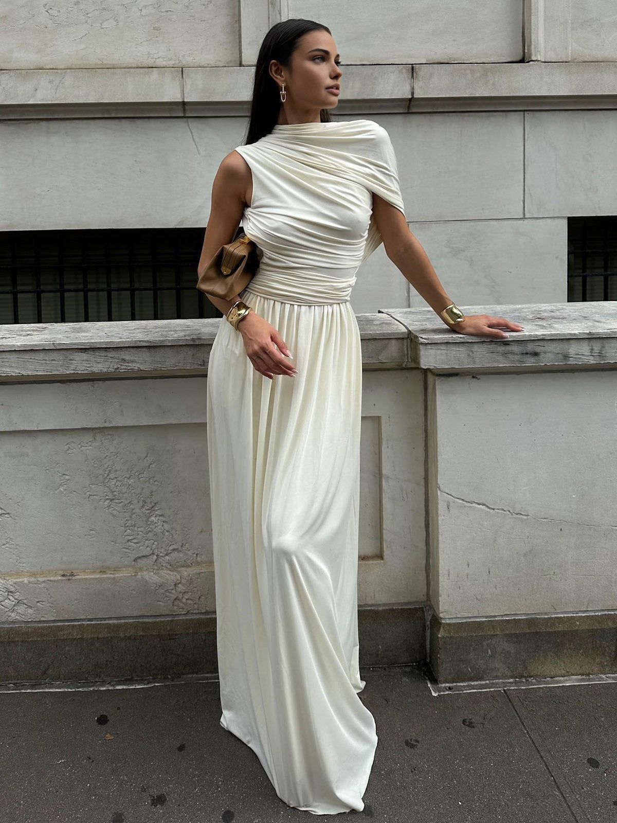 Asymmetrisches, ärmelloses, langes Kleid mit Falten