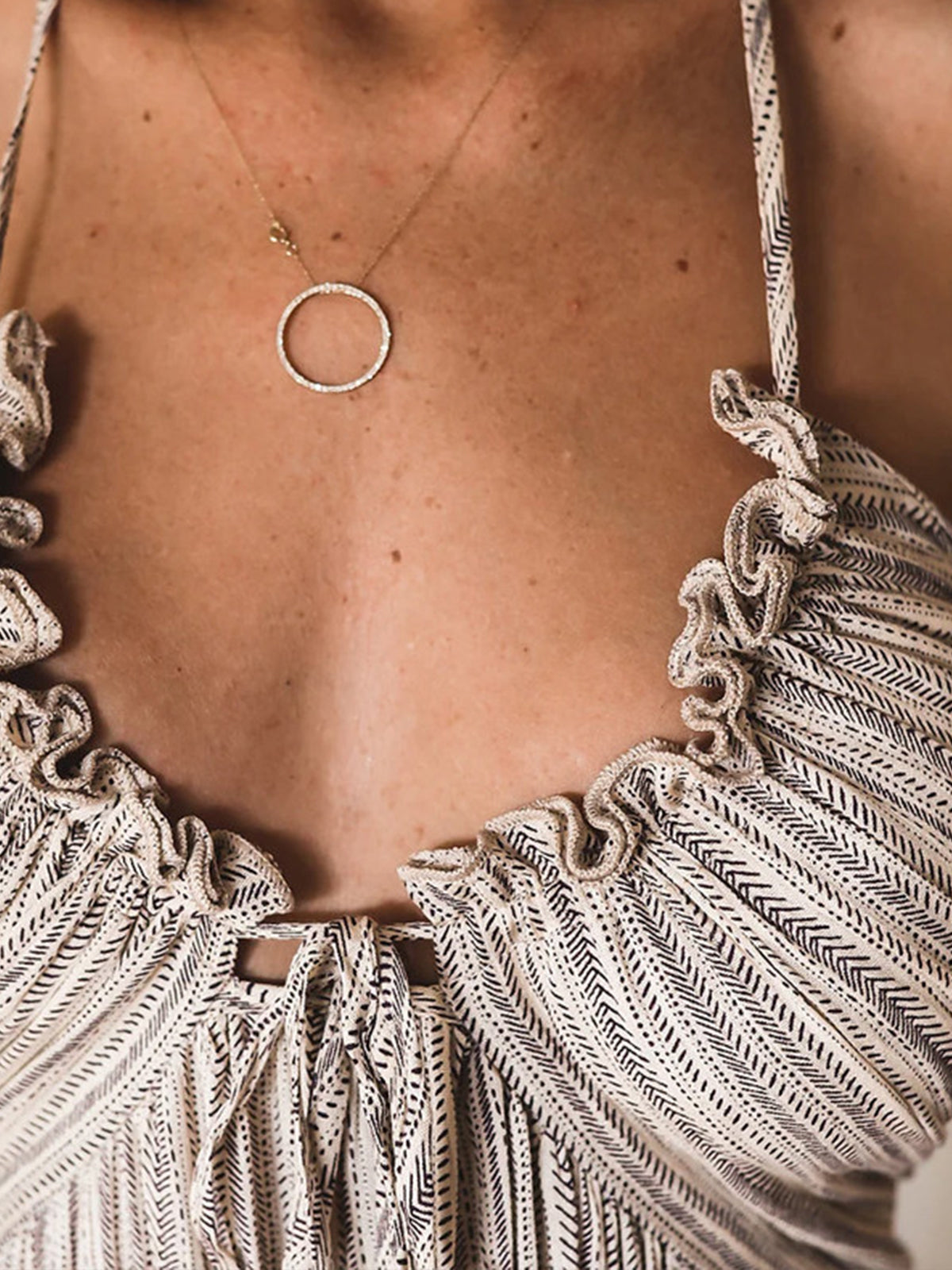 Rückenfreies langes Kleid mit U-Ausschnitt und Neckholder