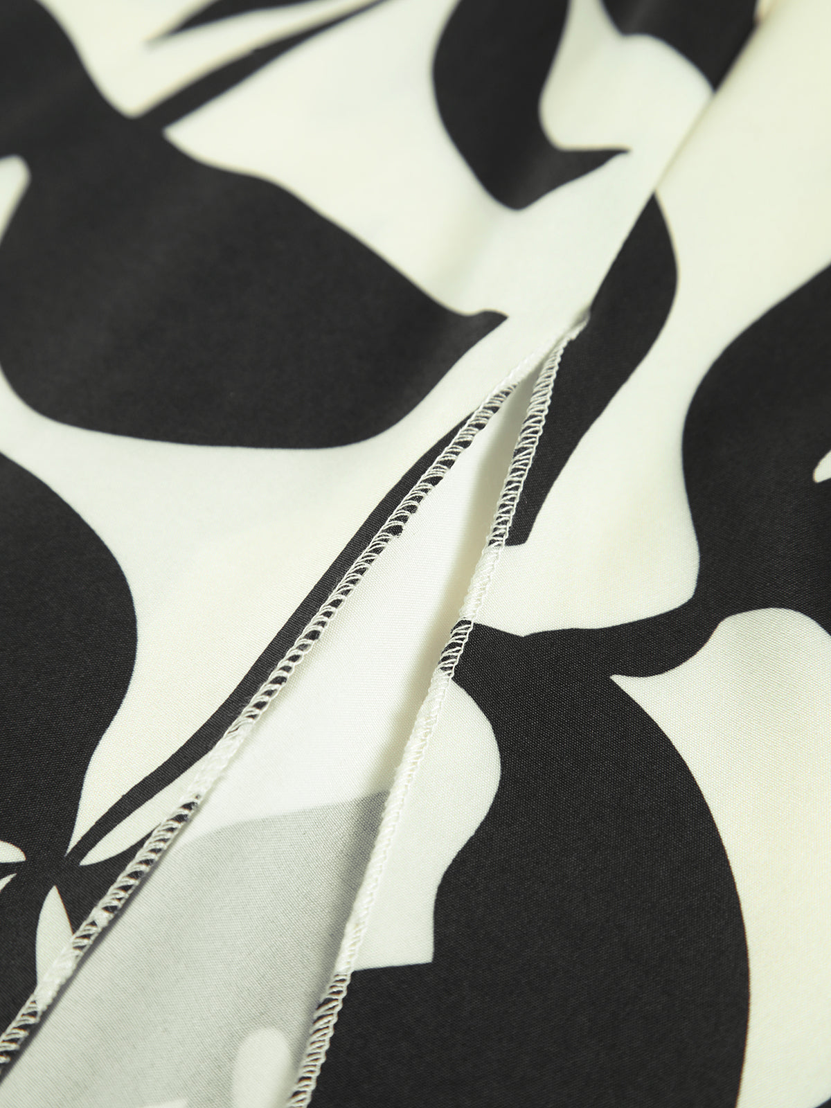 Langes Neckholderkleid mit Blumendruck, Ausschnitt und Twist-Detail