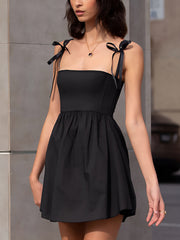 Kurzes Camisole-Kleid mit gerafftem Knoten