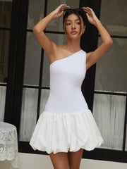 Kurzes, figurbetontes One-Shoulder-Kleid