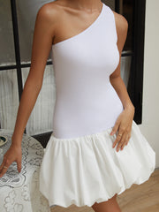 Kurzes, figurbetontes One-Shoulder-Kleid