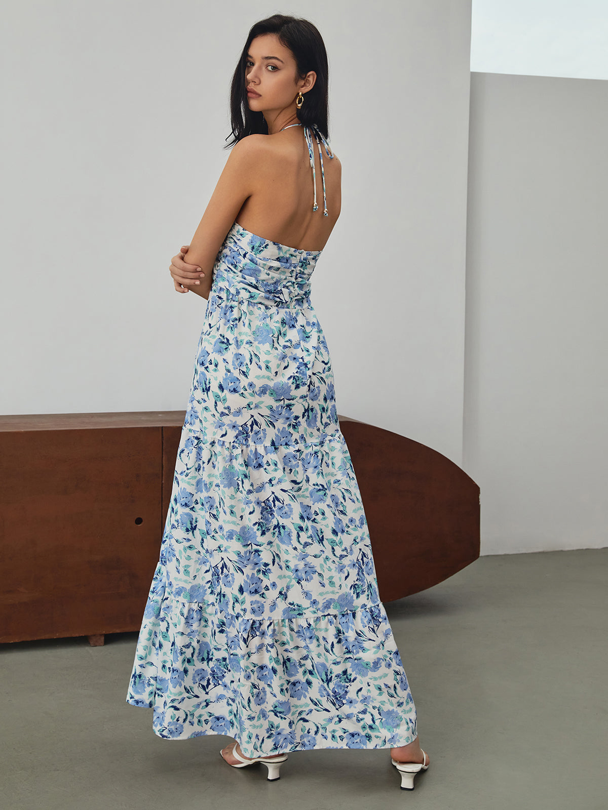 Langes Neckholder-Kleid mit Blumenmuster
