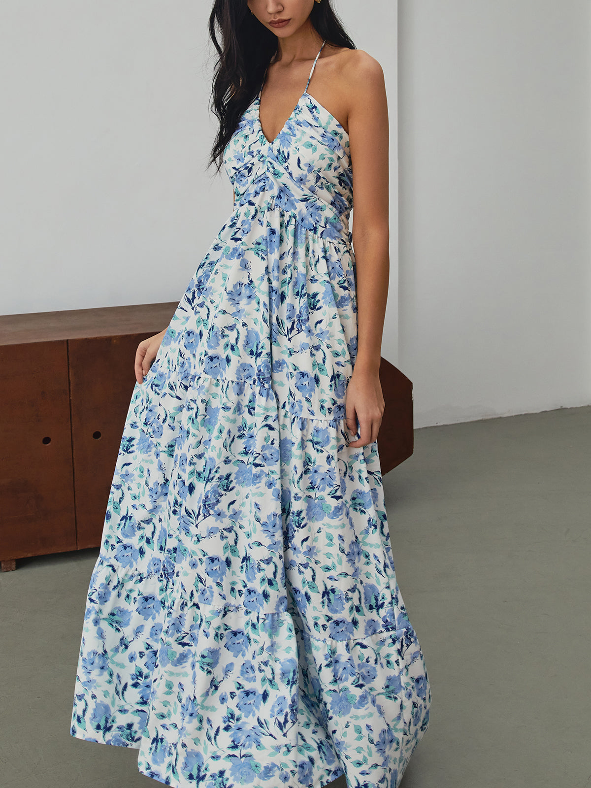 Langes Neckholder-Kleid mit Blumenmuster