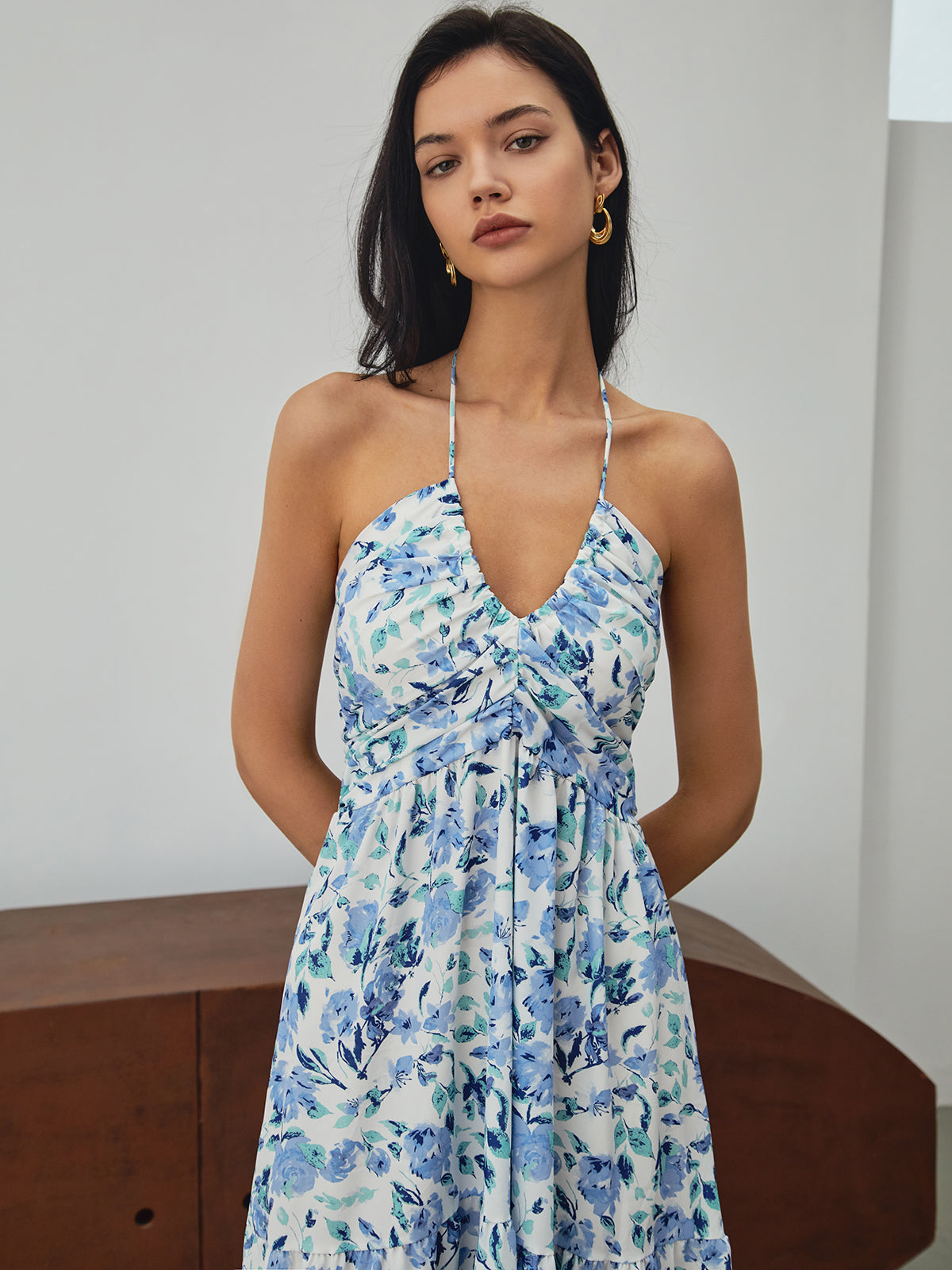 Langes Neckholder-Kleid mit Blumenmuster
