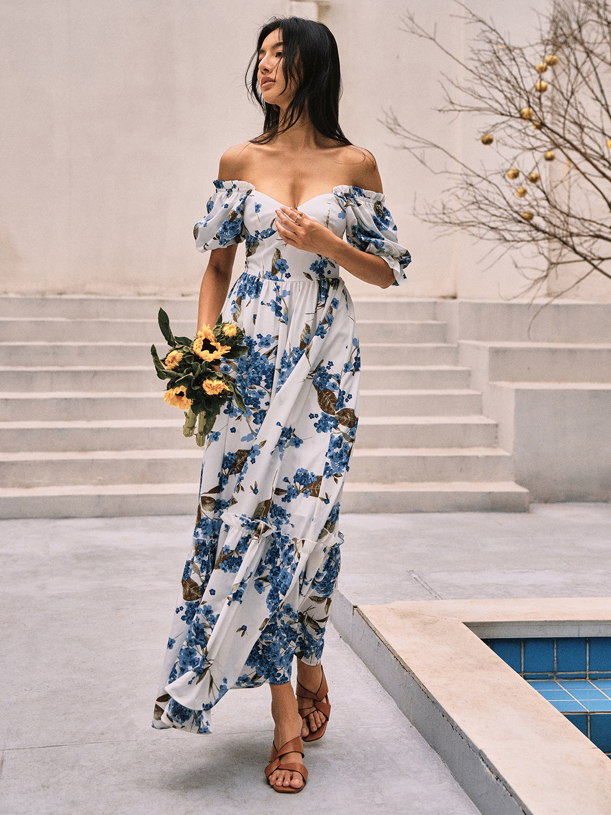 Langes Kleid mit Blumendruck und Puffärmeln