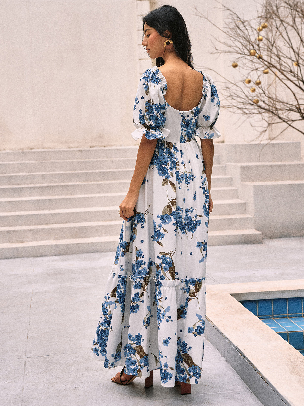 Langes Kleid mit Blumendruck und Puffärmeln