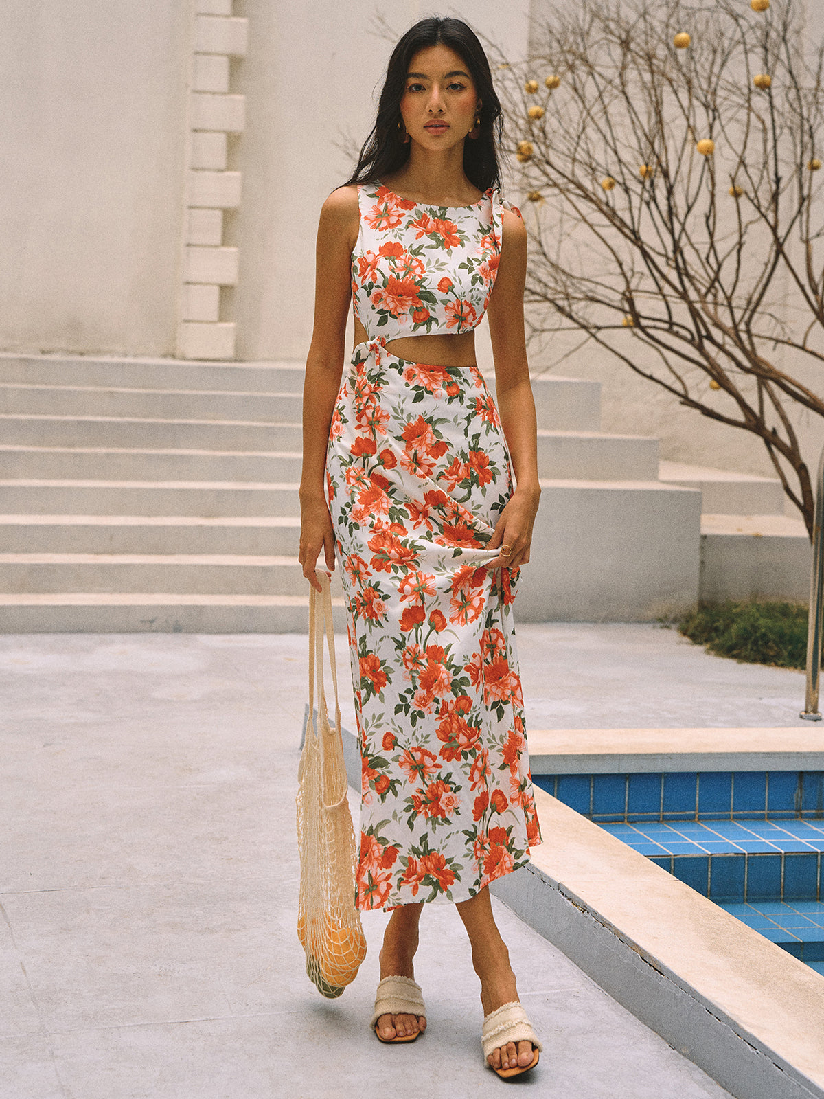 Langes Kleid mit Blumenmuster, Knotendetail und Schlitz