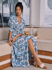 Langes Kleid mit Blumenmuster und Schlitz