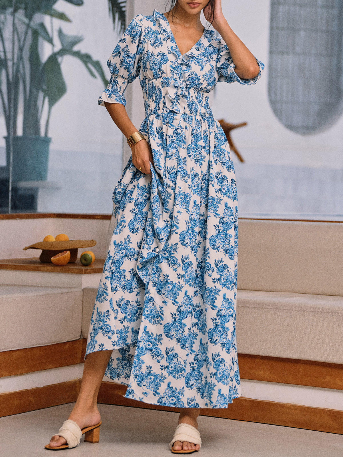 Langes Kleid mit Blumenmuster und Schlitz