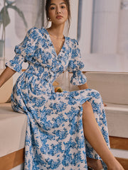 Langes Kleid mit Blumenmuster und Schlitz