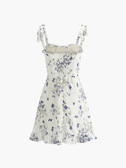 Kurzes Kleid mit Blumendruck, geraffter Rückseite und geknoteten Rüschen