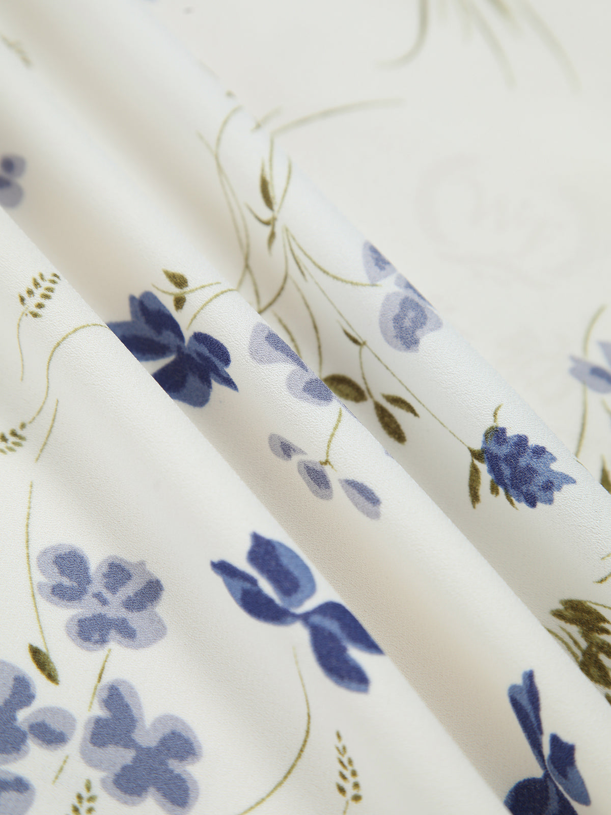 Kurzes Kleid mit Blumendruck, geraffter Rückseite und geknoteten Rüschen