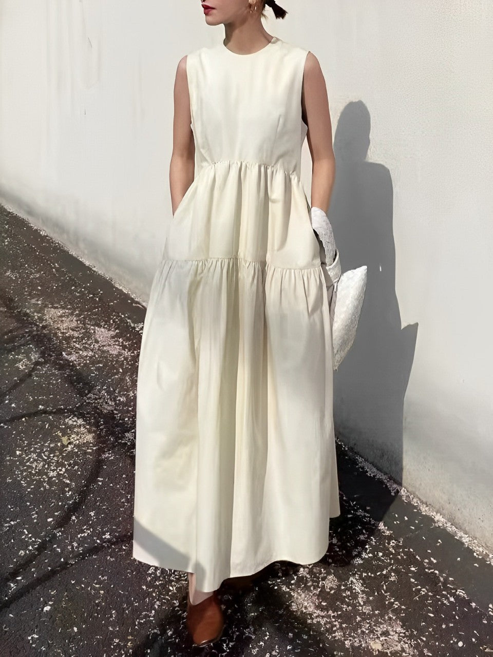 Ärmelloses langes Kleid mit einfarbigen Taschen