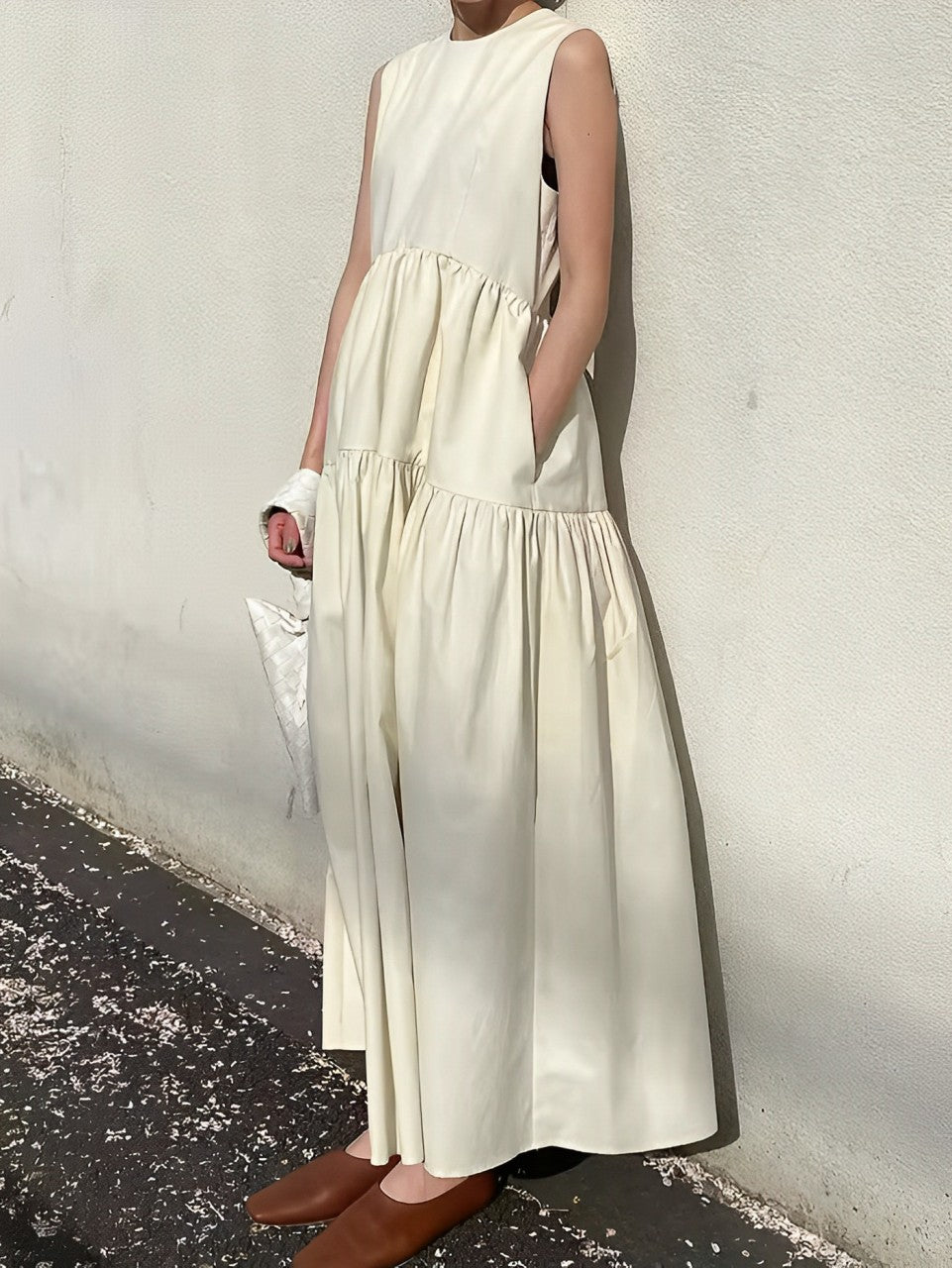 Ärmelloses langes Kleid mit einfarbigen Taschen