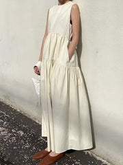 Ärmelloses langes Kleid mit einfarbigen Taschen