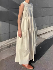 Ärmelloses langes Kleid mit einfarbigen Taschen
