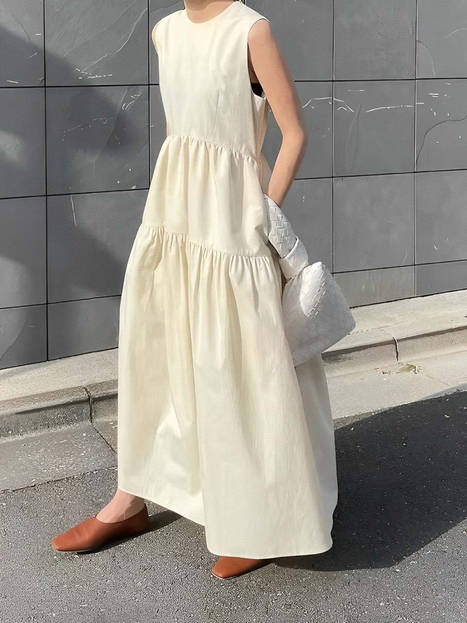 Ärmelloses langes Kleid mit einfarbigen Taschen