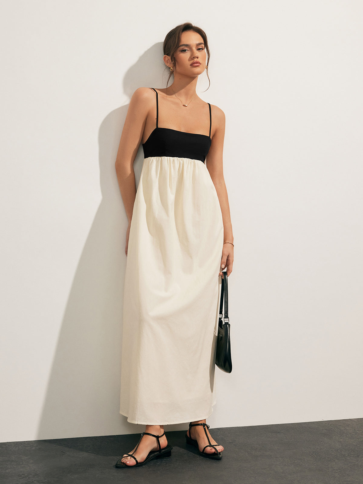 Langes Kleid mit offenem Rücken und Kontrasttaschen