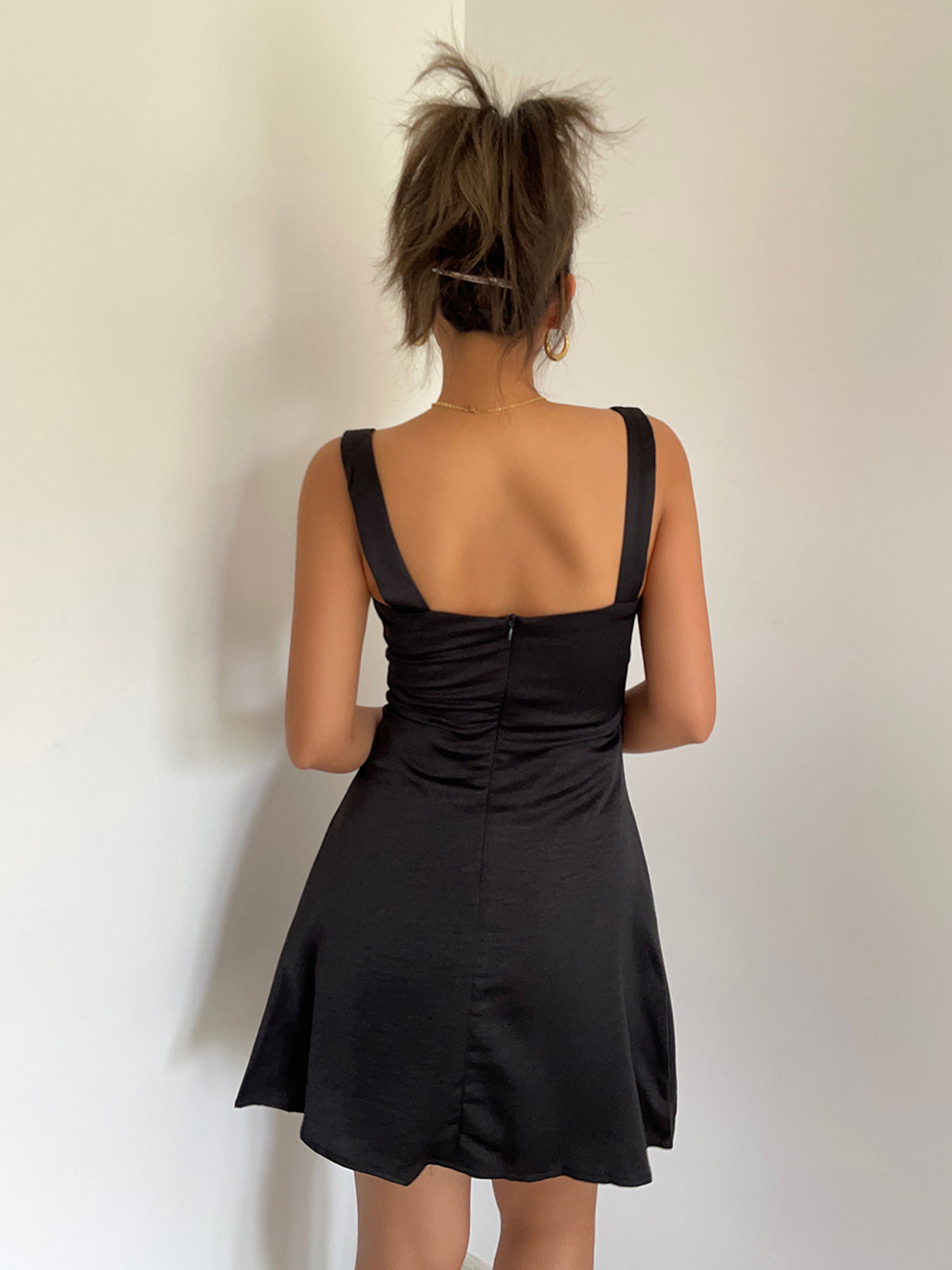 Ärmelloses, kurzes Kleid mit offenem Rücken
