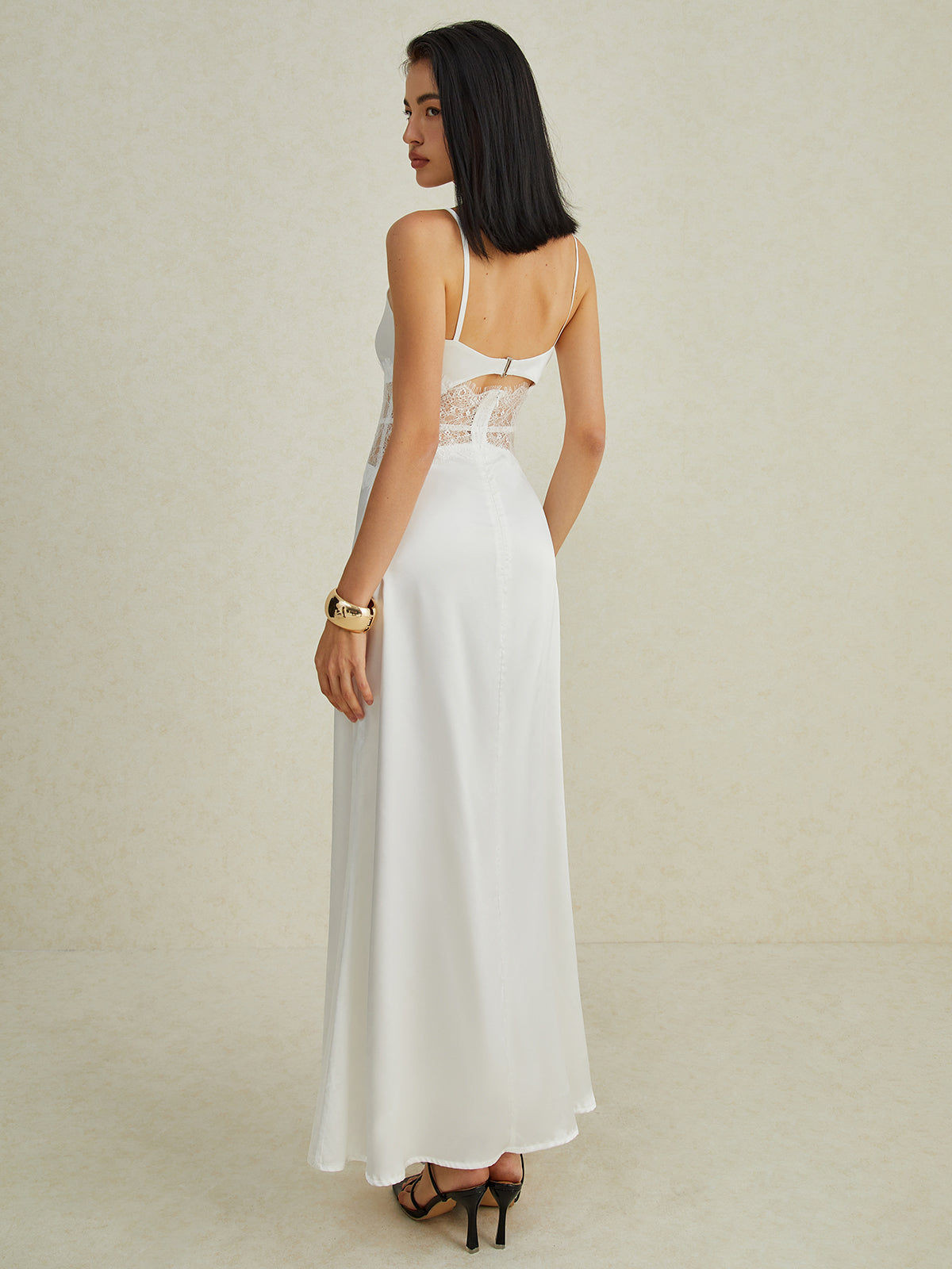 Rückenfreies, langes Spitzenkleid mit Cut-outs