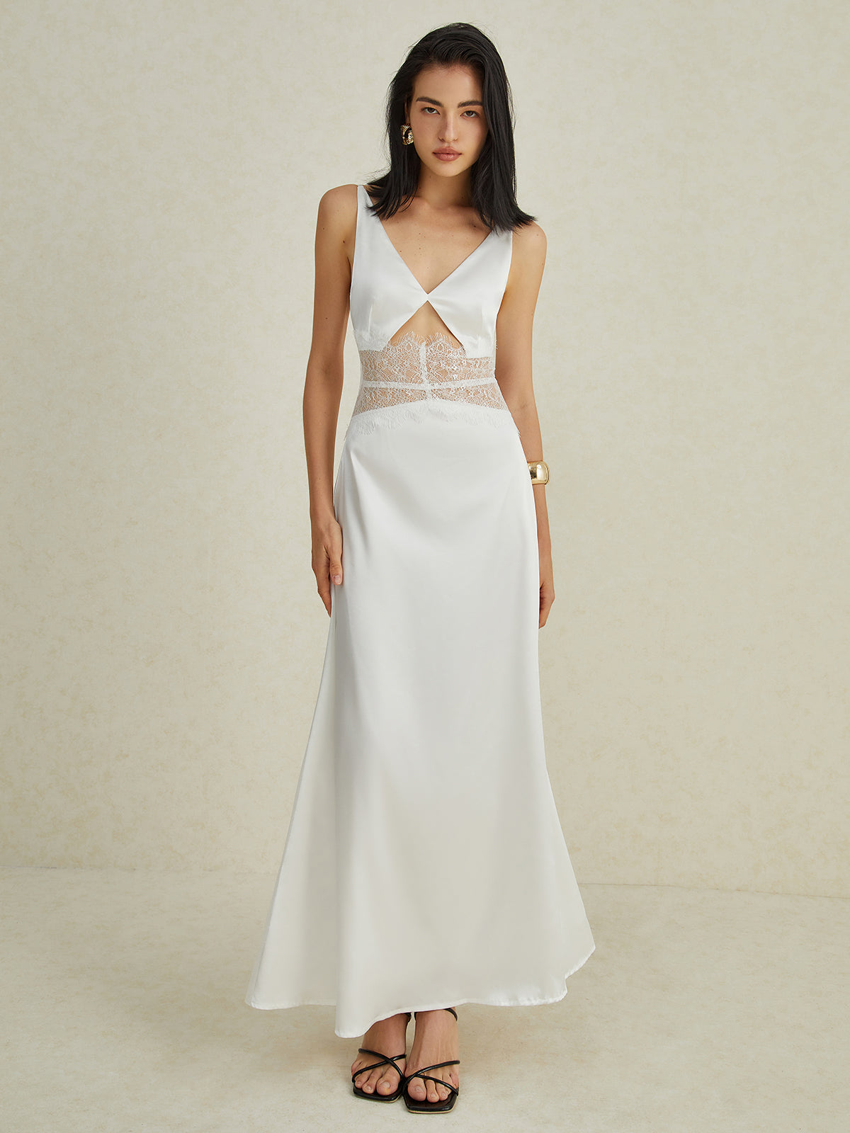 Rückenfreies, langes Spitzenkleid mit Cut-outs