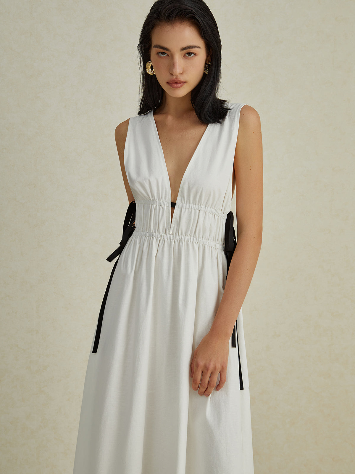 Rückenfreies, langes Kleid mit V-Ausschnitt und Kordelzug