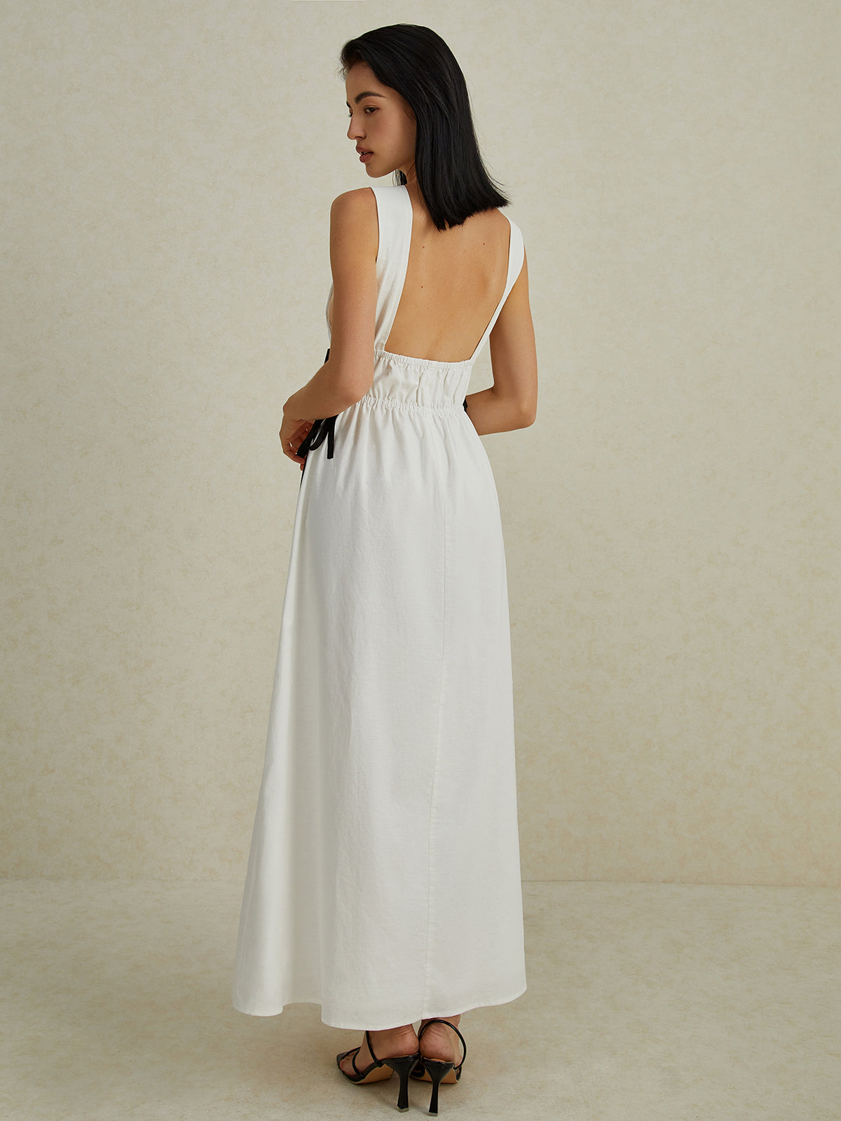 Rückenfreies, langes Kleid mit V-Ausschnitt und Kordelzug