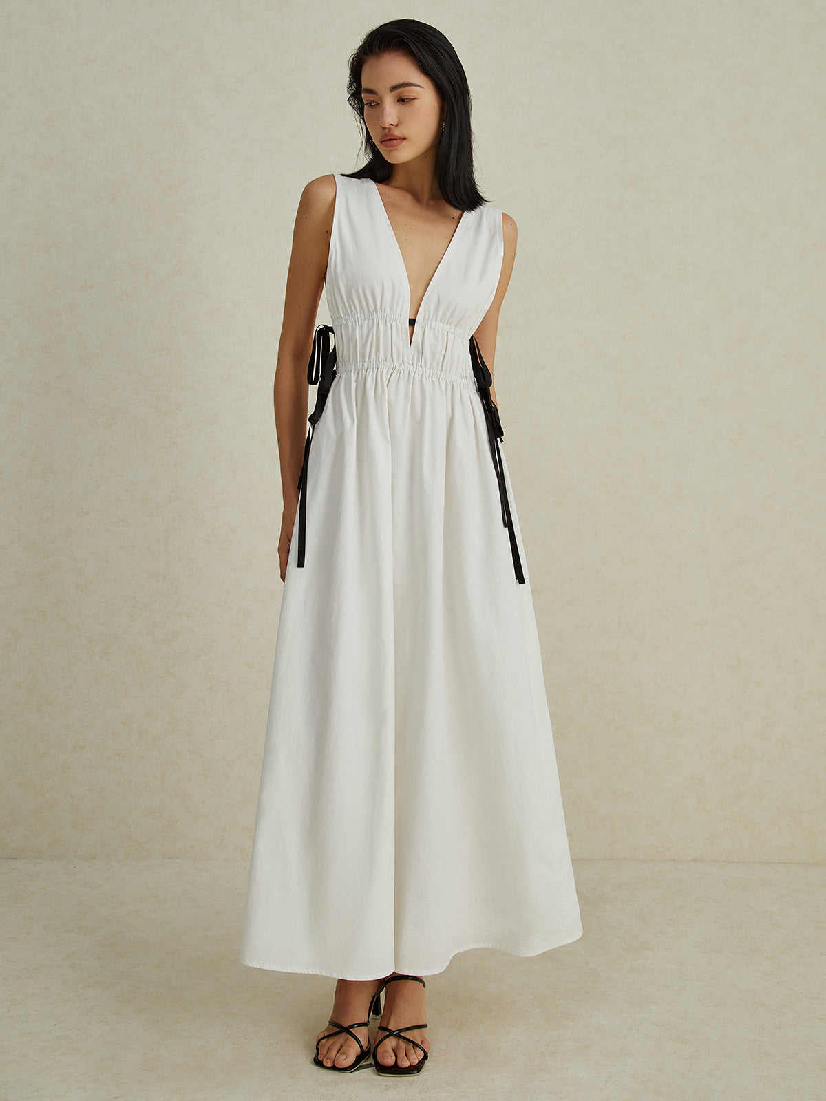 Rückenfreies, langes Kleid mit V-Ausschnitt und Kordelzug