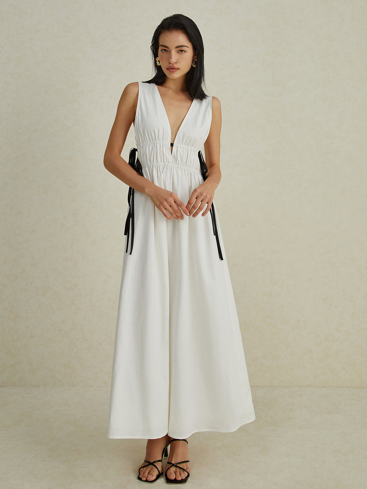 Rückenfreies, langes Kleid mit V-Ausschnitt und Kordelzug