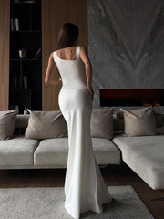 Langes, kuscheliges Kleid mit asymmetrischem Ausschnitt