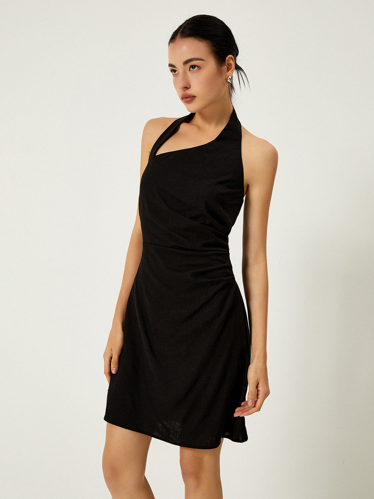 Kurzes rückenfreies Kleid mit asymmetrischem Neckholder