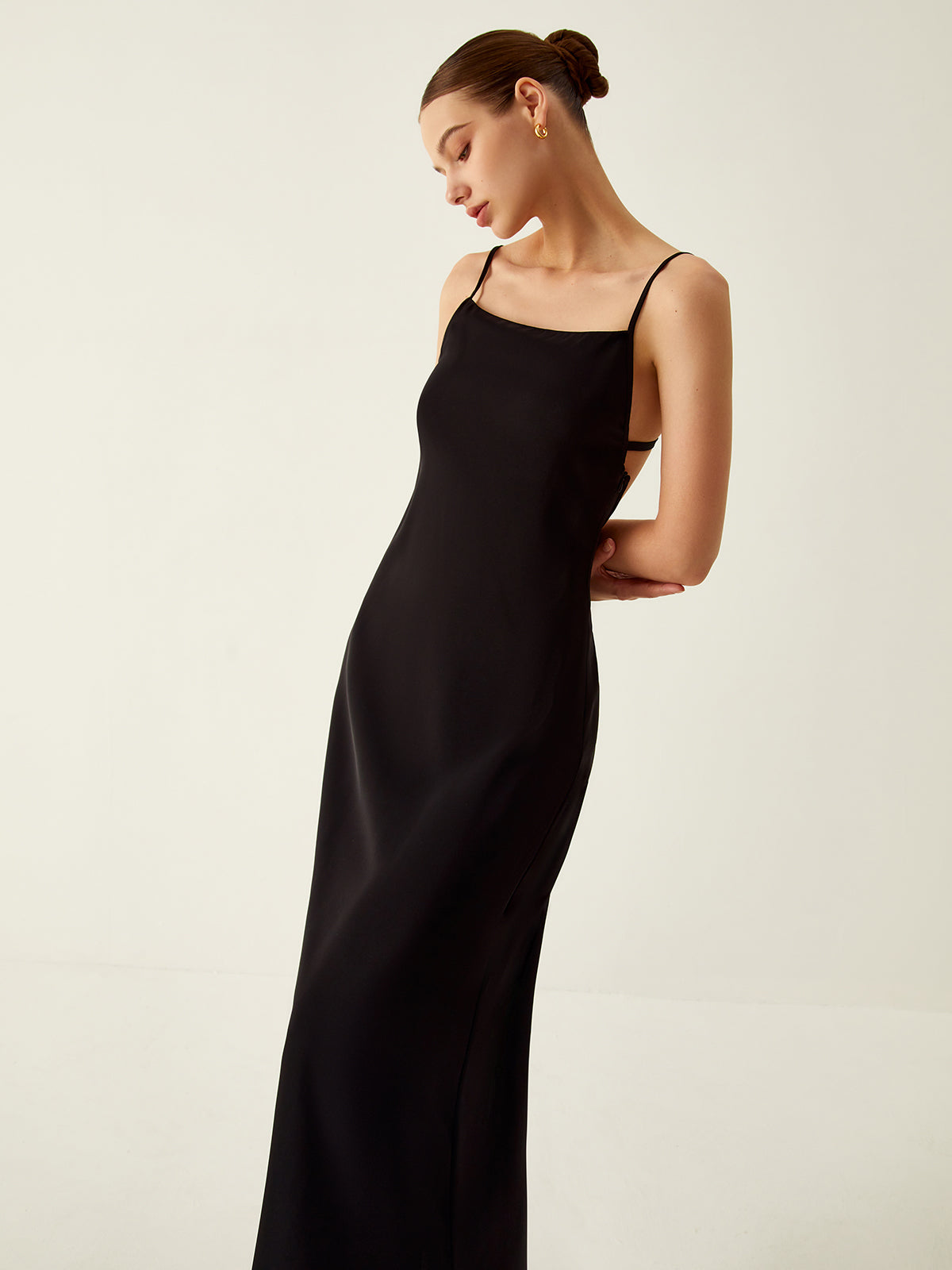 Einfarbiges, rückenfreies, langes Strickkleid