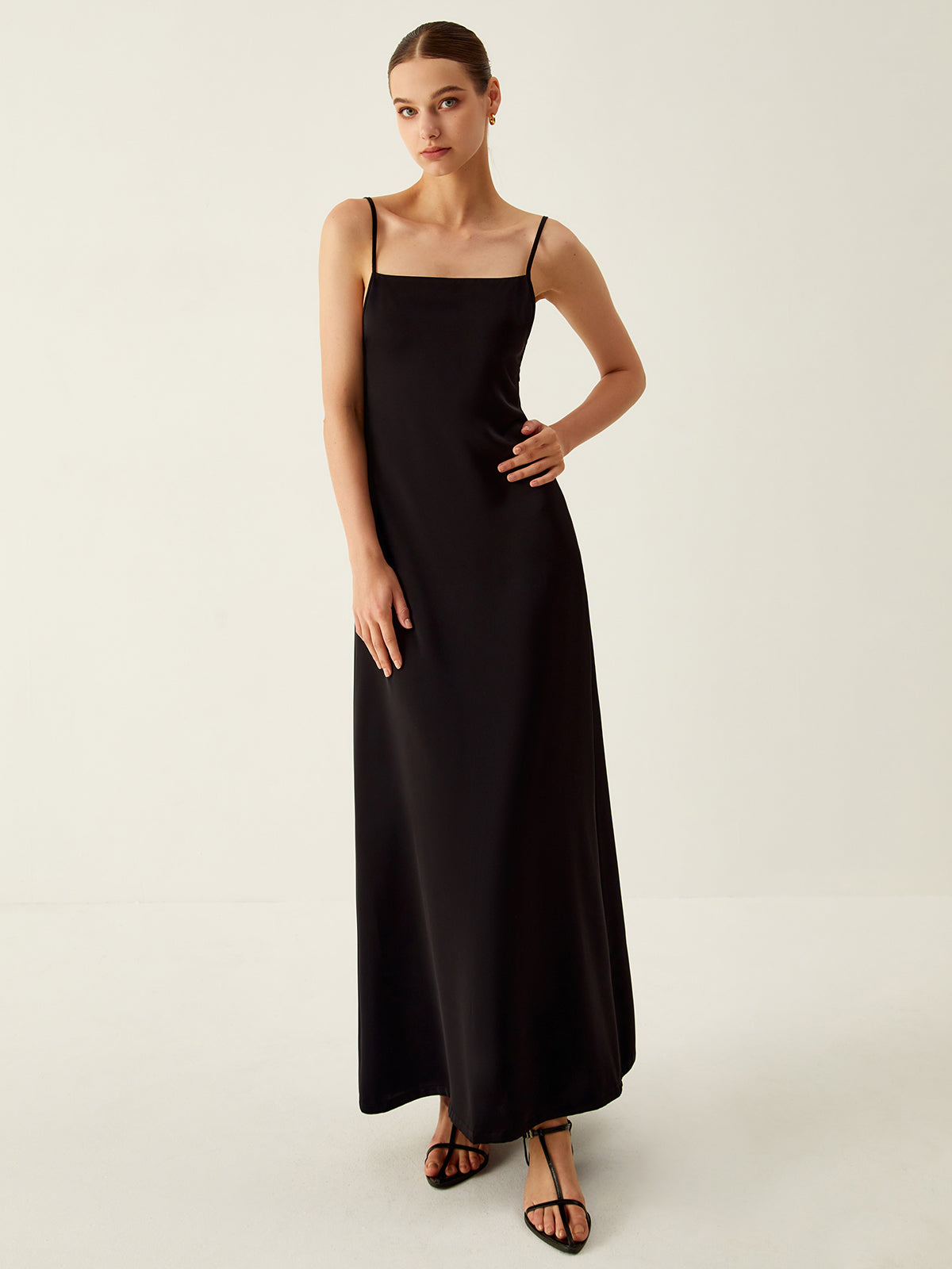 Einfarbiges, rückenfreies, langes Strickkleid