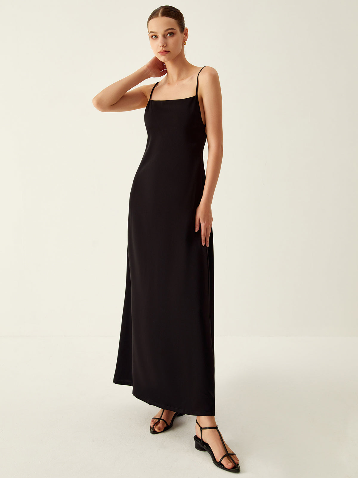 Einfarbiges, rückenfreies, langes Strickkleid