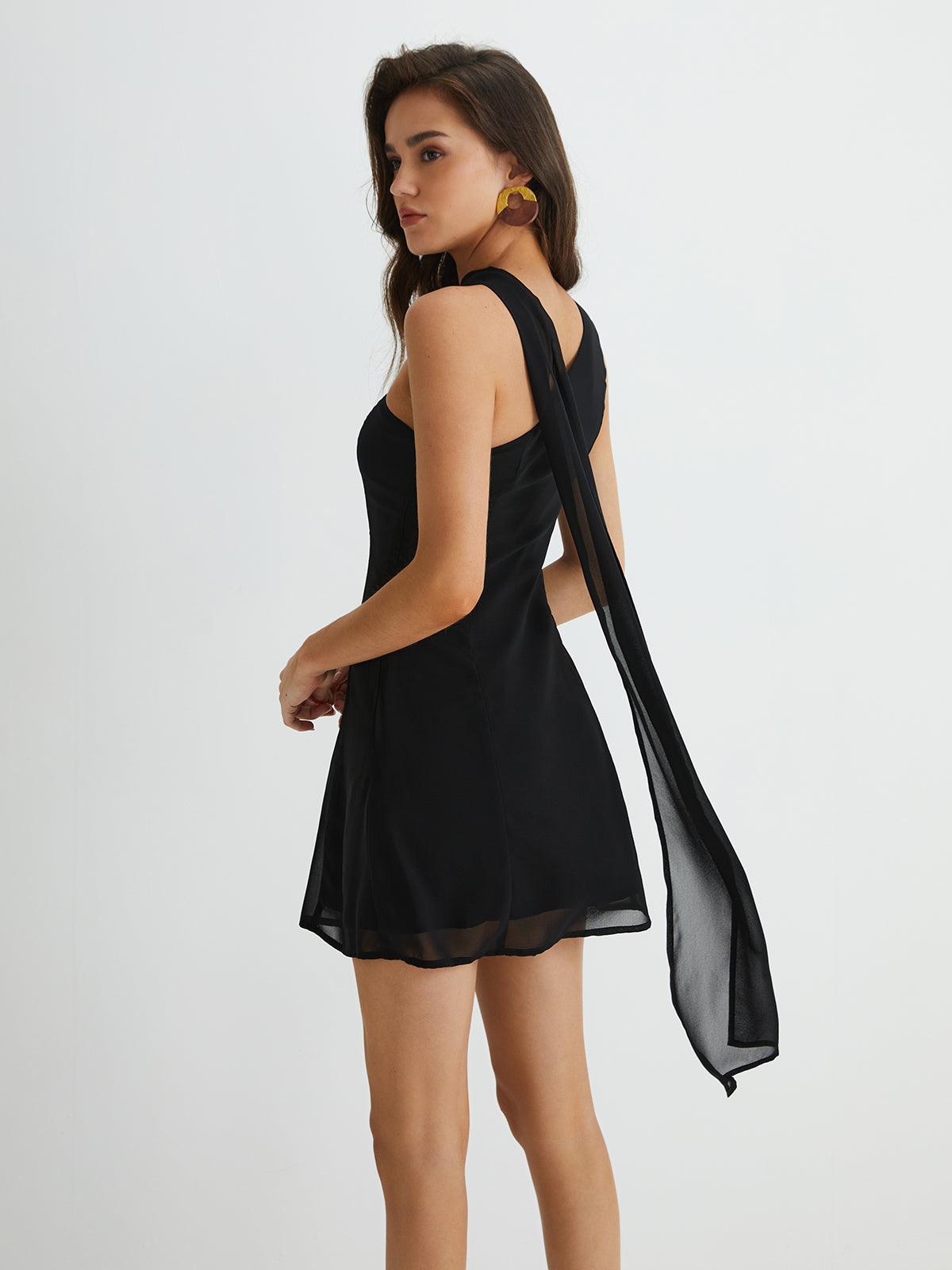 Kurzes Kleid mit asymmetrischer Cutaway-Schulter