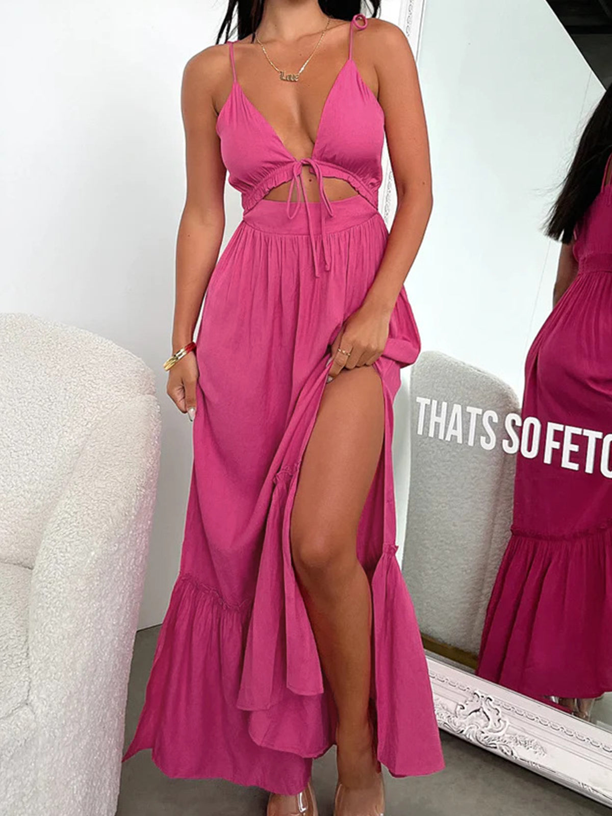 Langes Kleid mit Knotenausschnitt, Rüschen und Schlitz