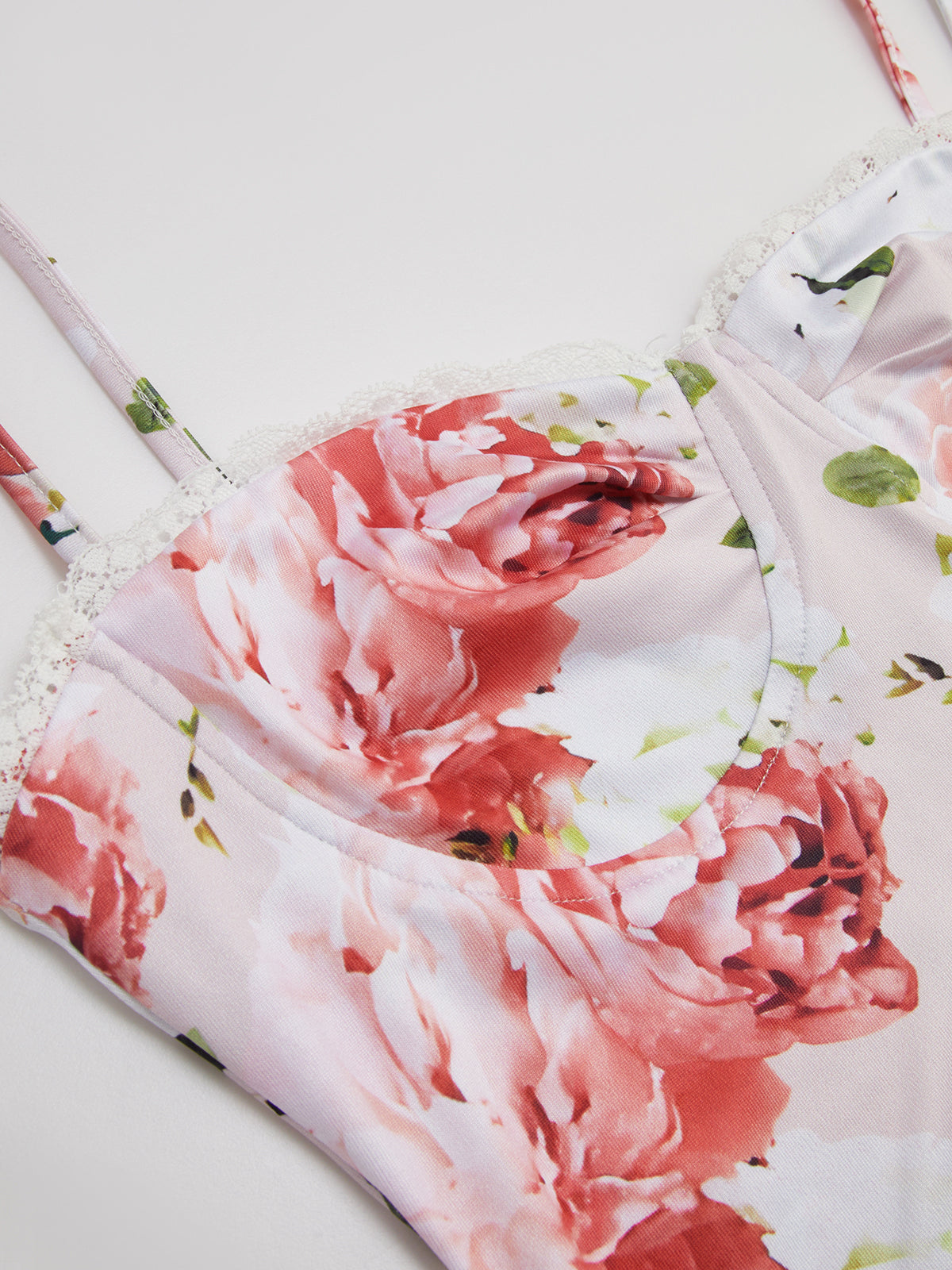 Schmal geschnittenes, langes Kleid mit Blumenmuster und Herzausschnitt