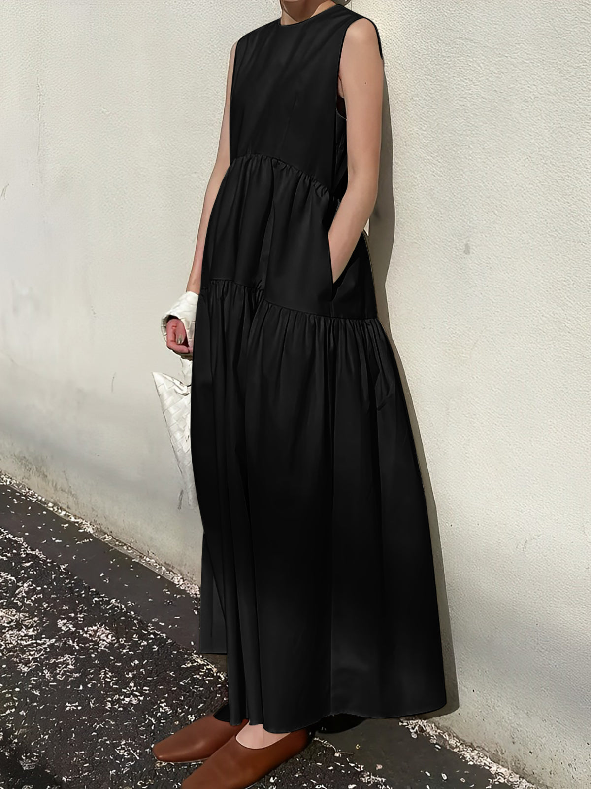 Ärmelloses langes Kleid mit einfarbigen Taschen