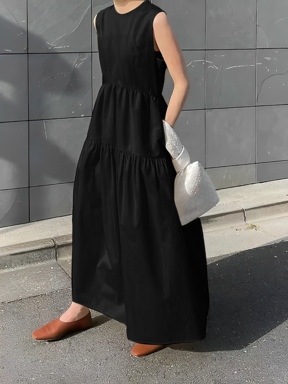 Ärmelloses langes Kleid mit einfarbigen Taschen