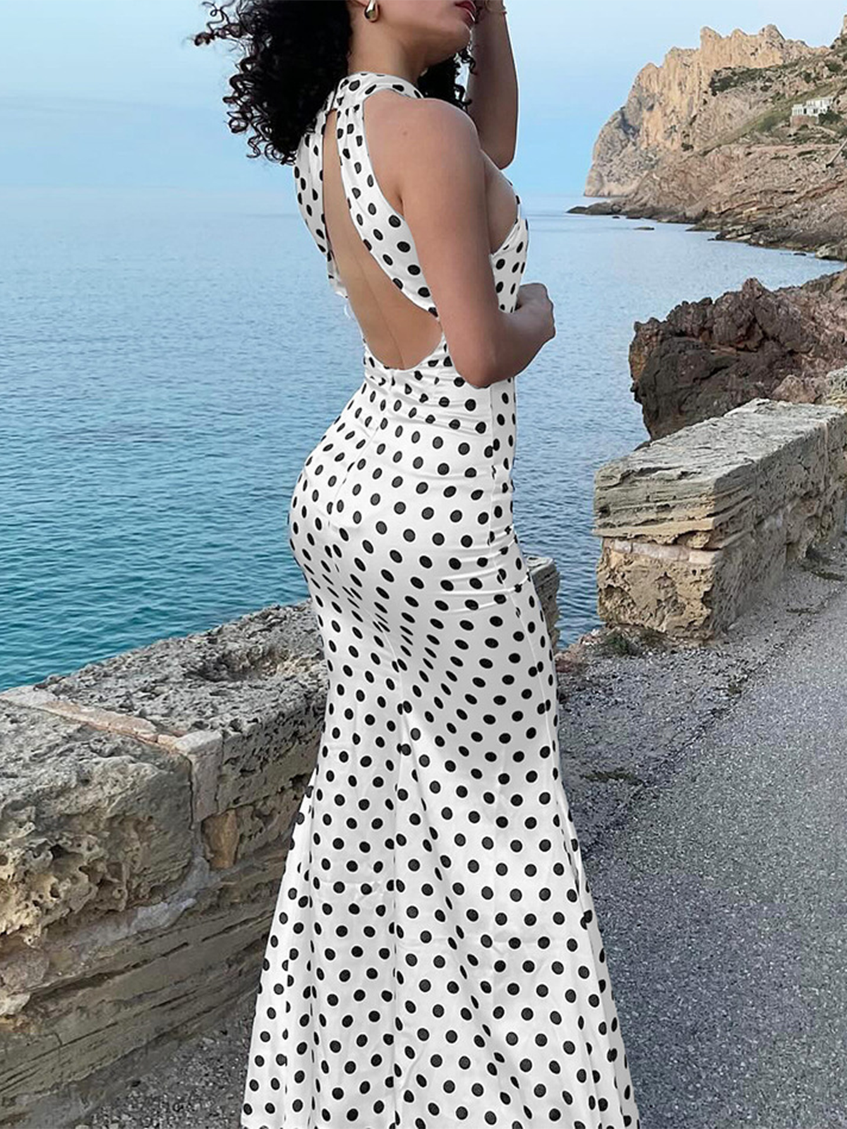 Rückenfreies, langes Kleid mit überkreuztem Kragen und schmaler Passform
