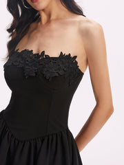 Einfarbiges, trägerloses, kurzes Plisseekleid