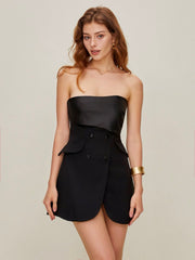 Einfarbiges, maßgeschneidertes, trägerloses, kurzes Kleid mit Taschen